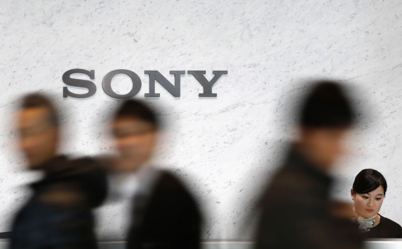 © Reuters. Visitantes passam em frente ao logotipo da Sony na sede da empresa em Tóquio 