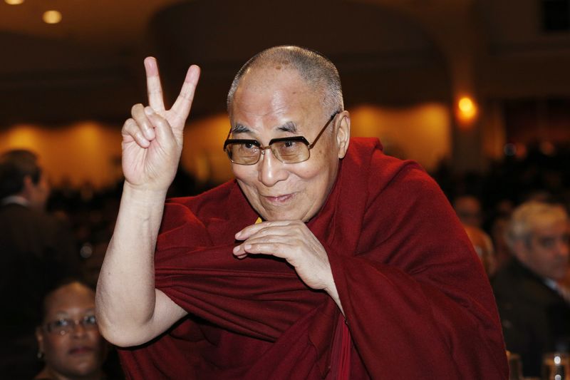 © Reuters. Dalai Lama acena durante evento religioso em Washington