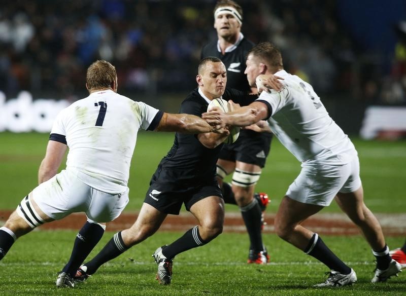 © Reuters. New Zealand's All Black Aaron Cruden runs into the tackle of Robshaw and Hartley of England during their final rugby union test match at Waikato Stadium in Hamilton