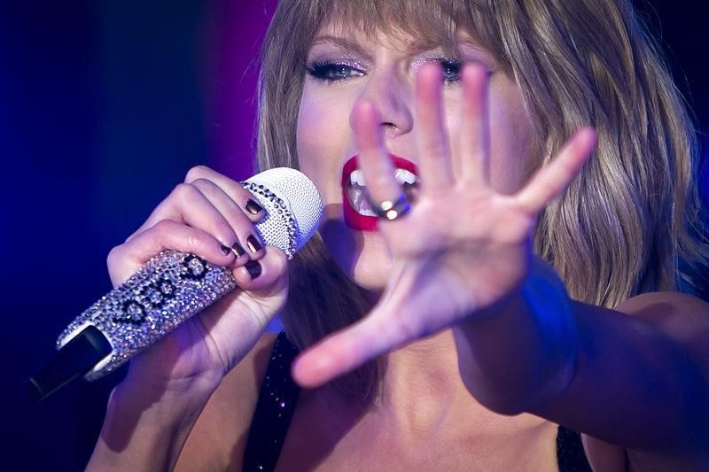 © Reuters. Taylor Swift entra en un grupo selecto y su disco "1989" lidera las listas