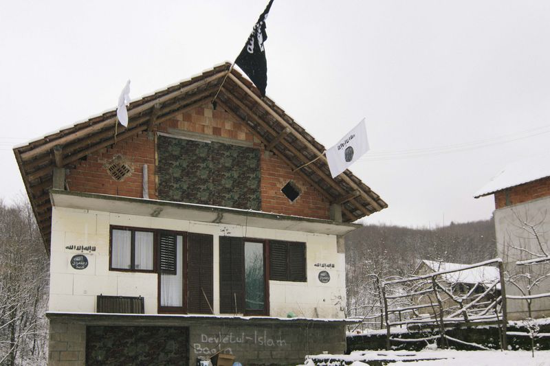 © Reuters. أعلام الدولة الاسلامية تظهر ثم تختفي في قرية بوسنية