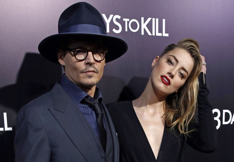 © Reuters. Cast member Amber Heard and her fiance, actor Johnny Depp, pose at the premiere of "3 Days to Kill" in Los Angeles