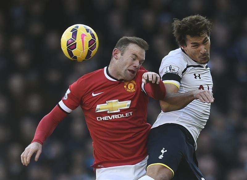 © Reuters. Tottenham Hotspur's Benjamin Stambouli challenges Manchester United's Wayne Rooney during their English Premier League soccer match at White Hart Lane in London