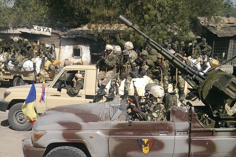 © Reuters. Chadian soldiers drive through the streets of Gambaru