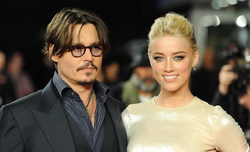 © Reuters. Johnny Depp e Amber Heard posam para foto em evento em Londres