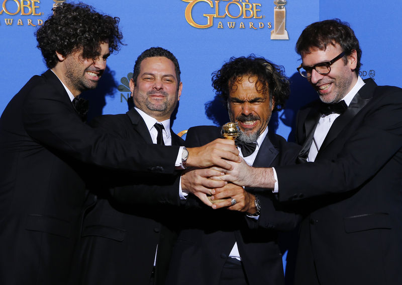 © Reuters. Bo, Dinelaris, Jr., diretor Iñárritu e Giacobone posam com Globo de Ouro de "Birdman"