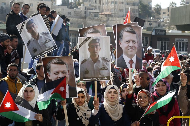 © Reuters. كبار القادة يطلعون العاهل الأردني على الضربات ضد تنظيم الدولة الاسلامية