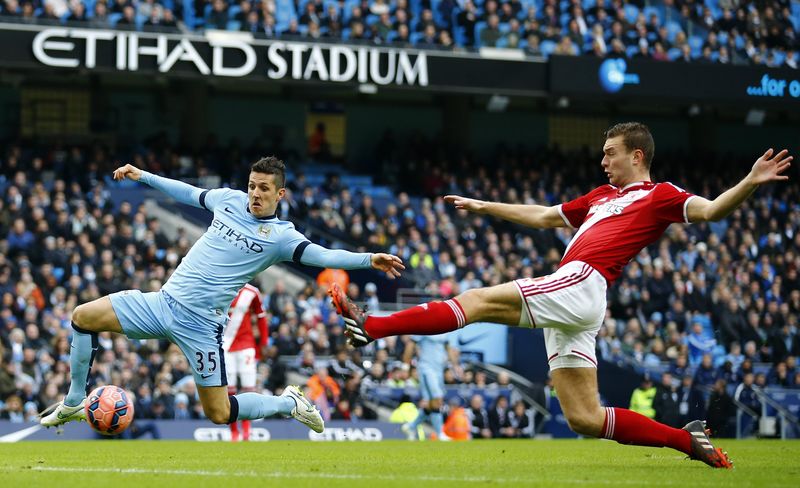 © Reuters. Middlesbrough's Gibson challenges Manchester City's Jovetic during their English FA Cup 4th round soccer match in Manchester