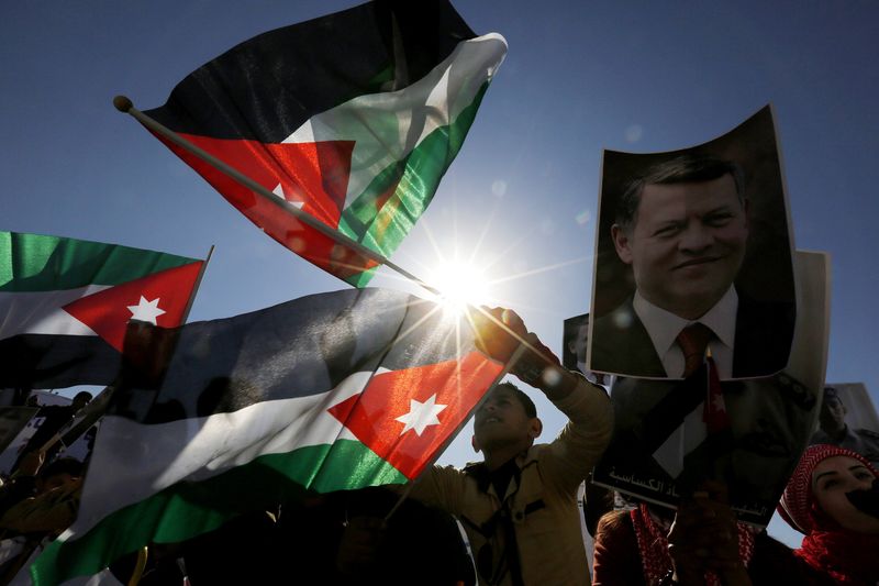 © Reuters. Manifestantes fazem protesto em apoio ao rei da Jordânia