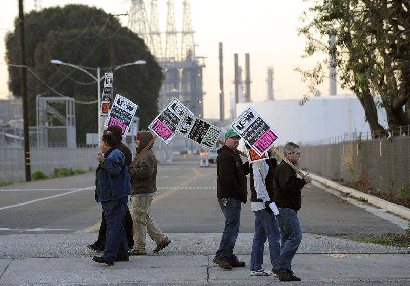 © Reuters. Members of the United Steel Workers union picket the Tesoro refinery in Carson, California