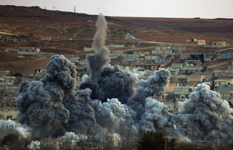 © Reuters. الجيش الأمريكي: 12 غارة تستهدف تنظيم الدولة الإسلامية في العراق وسوريا