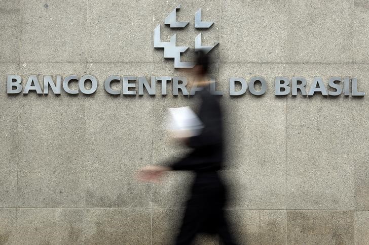 © Reuters. Homem passa em frente ao logotipo do Banco Central do Brasil em sua sede em Brasília.