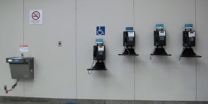© Reuters. Telefones públicos no aeroporto Galeão, no Rio de Janeiro.