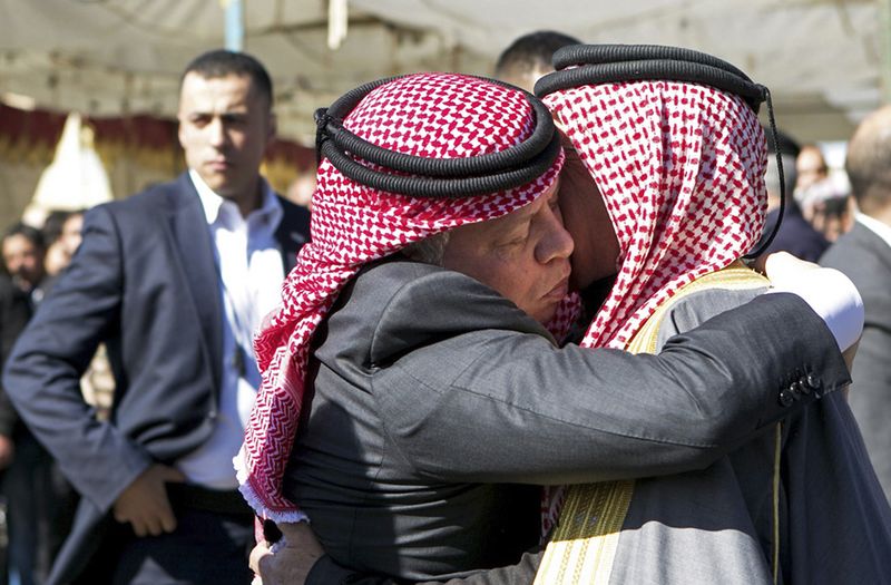 © Reuters. Jordan's King Abdullah offers his condolences to Safi al-Kasaesbeh, the father of Jordanian pilot Muath al-Kasaesbeh, at the headquarters of the family's clan in the city of Karak