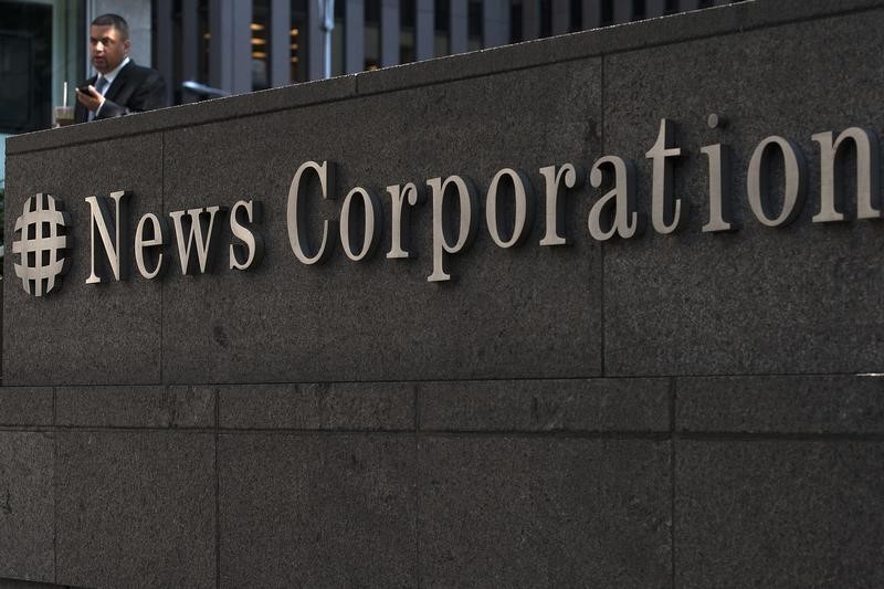 © Reuters. A passer-by stands in front of the News Corporation building in New York