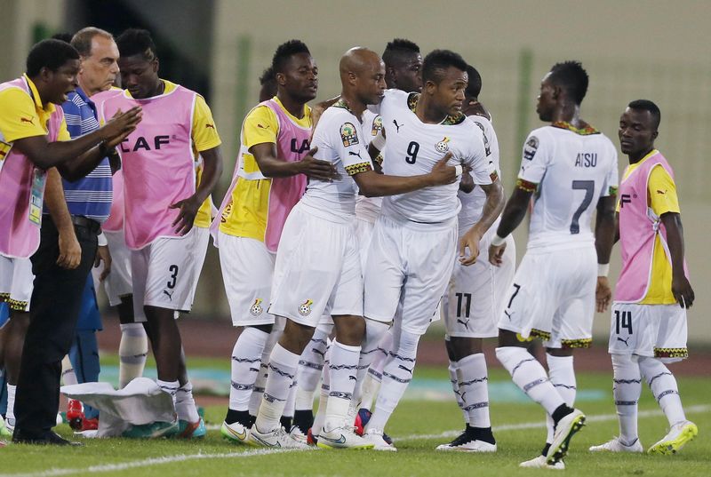 © Reuters. إيقاف مباراة في قبل نهائي كأس الأمم الافريقية بسبب شغب جماهيري