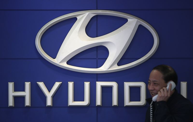 © Reuters. An employee talks on the phone at a Hyundai dealership in Seoul