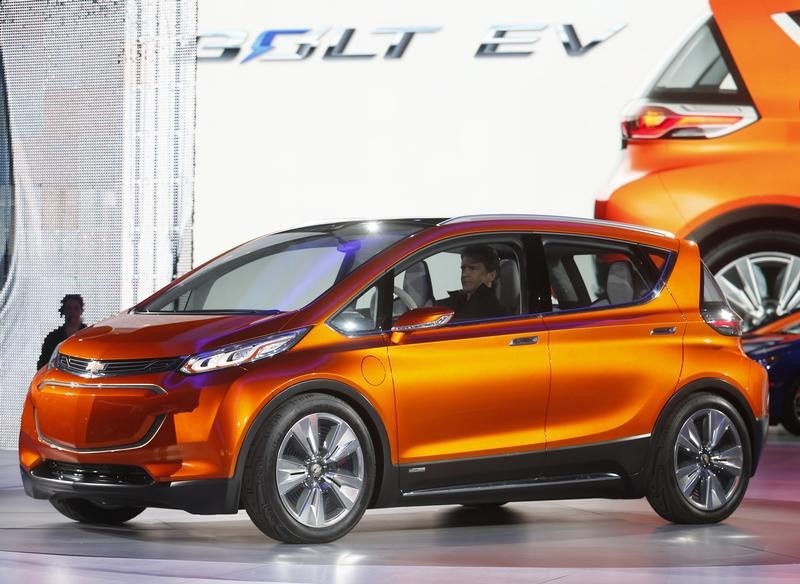 © Reuters. The Chevrolet Bolt EV electric concept car is unveiled during the first press preview day of the North American International Auto Show in Detroit