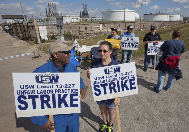 © Reuters. Workers from the USW union walk a picket line outside the Lyondell-Basell refinery in Houston, Texas.