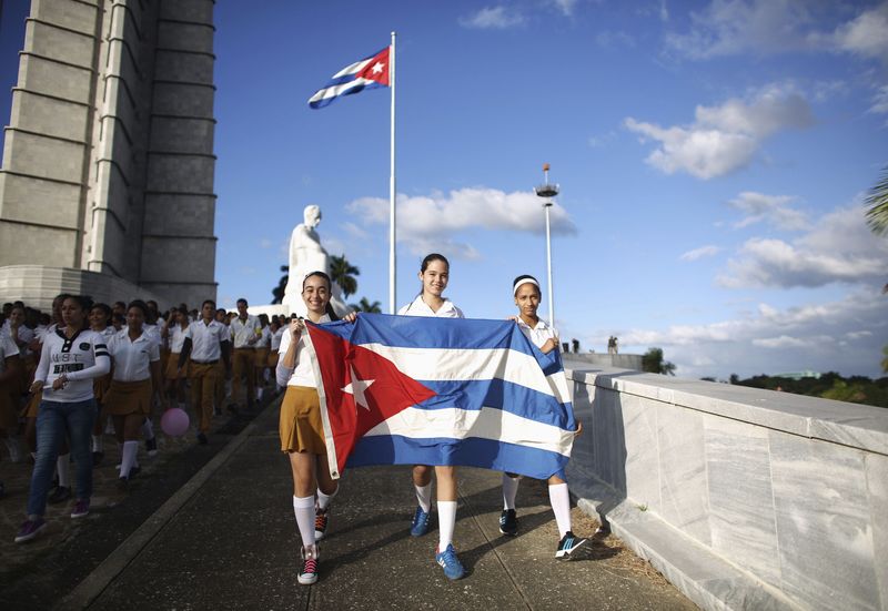 © Reuters. Estudantes exibem bandeira de Cuba em memorial a José Martí