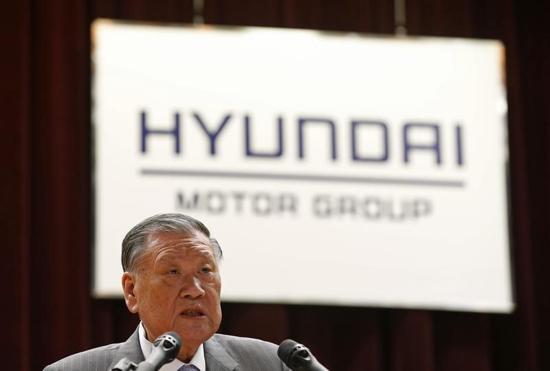 © Reuters. Hyundai Motor Group Chairman Chung Mong-koo speaks at the company's new year ceremony in Seoul