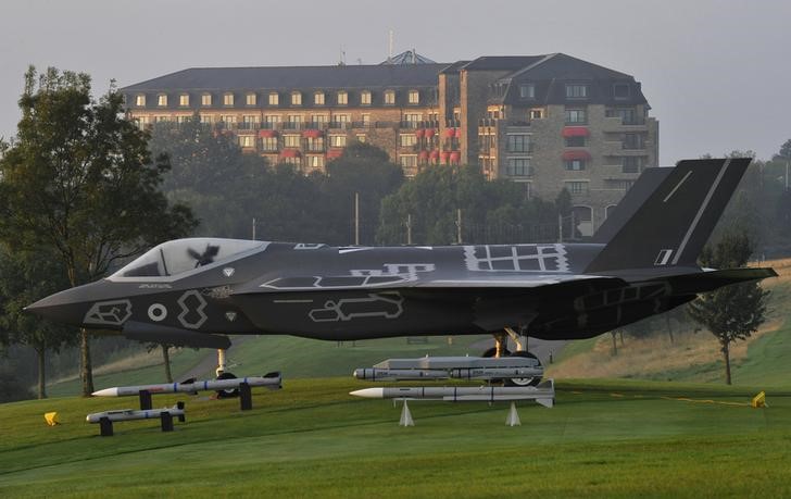 © Reuters. A replica of an F-35 Lightning fighter is seen in early morning light on the golf course at the Celtic Manor resort, near Newport