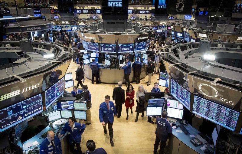 © Reuters. Traders work on the floor of the New York Stock Exchange