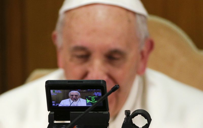 © Reuters. البابا فرنسيس يعترف: أنا لا أفقه شيئا في التكنولوجيا