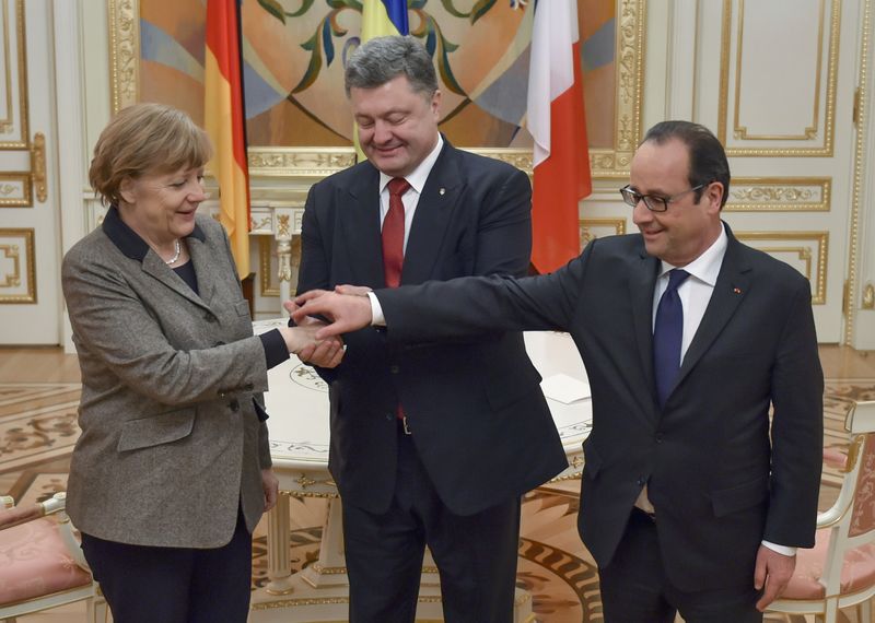 © Reuters. Merkel y Hollande llevan un nuevo plan de paz para Ucrania a Moscú