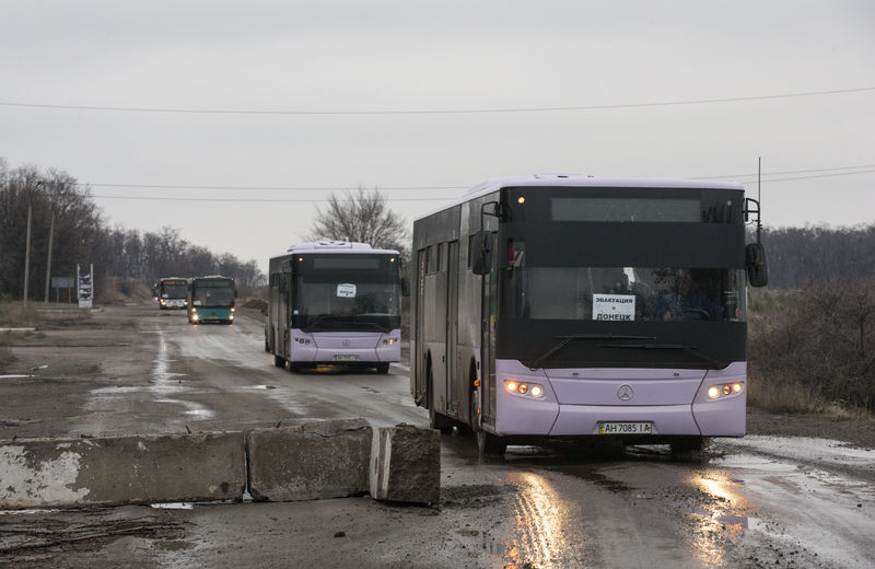 © Reuters. القوات الحكومية والانفصاليون يجلون المدنيين من بلدة في أوكرانيا