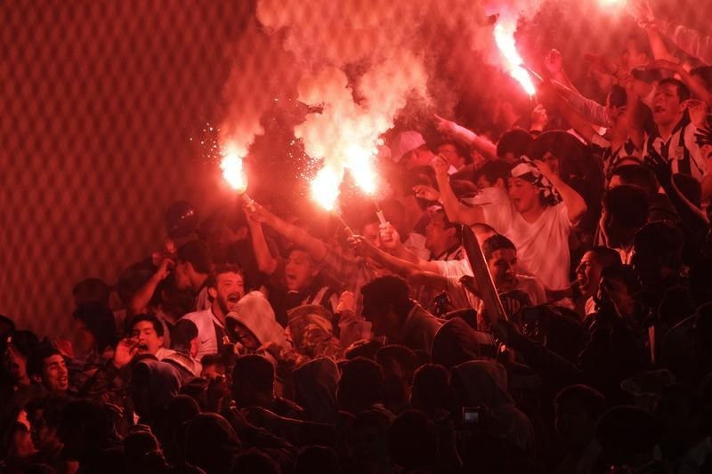 © Reuters. الجمهور يهاجم لاعبي أليانزا ليما بعد هزيمة ثقيلة في كأس ليبرتادوريس