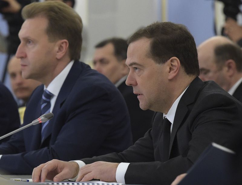 © Reuters. Russian Prime Minister Medvedev and First Deputy Prime Minister Shuvalov attend a meeting of the Eurasian Economic Union at the Gorki state residence outside Moscow