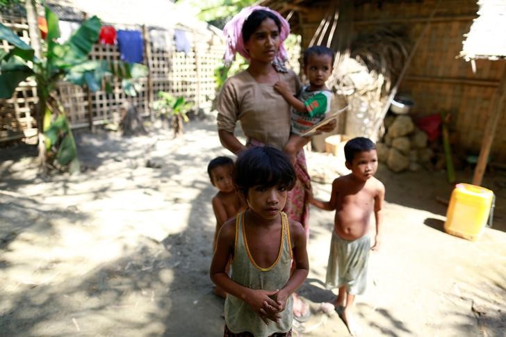 © Reuters. A Rohingya Muslim family, whose members have all fallen sick, poses in a village at Maungdaw