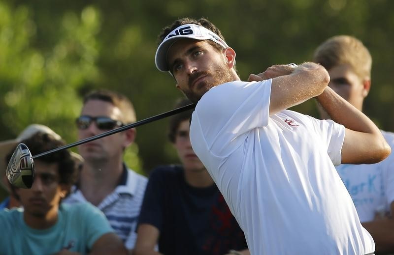 © Reuters. Alejandro Canizares of Spain tees off on the 15th hole during the third round of the DP World Tour Championship in Dubai 