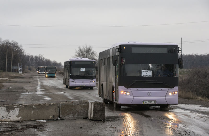 © Reuters. Ônibus vazios se dirigem à vila de Debaltseve para evacuar moradores, no leste da Ucrânia