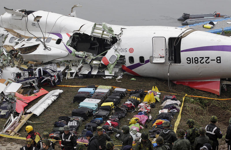 © Reuters. جثة قائد الطائرة المتحطمة في تايوان تكشف انه استمات لانقاذها