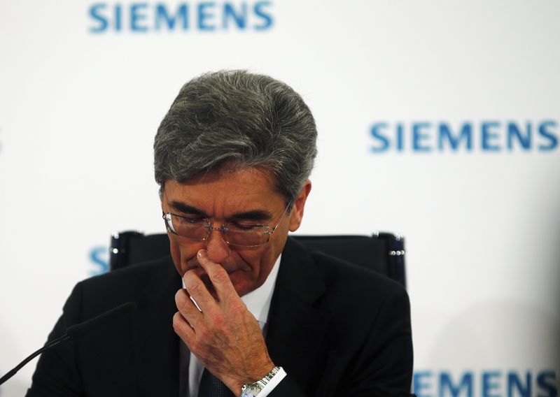 © Reuters. Kaeser, chief executive of German industrial group Siemens, addresses a news conference in Munich