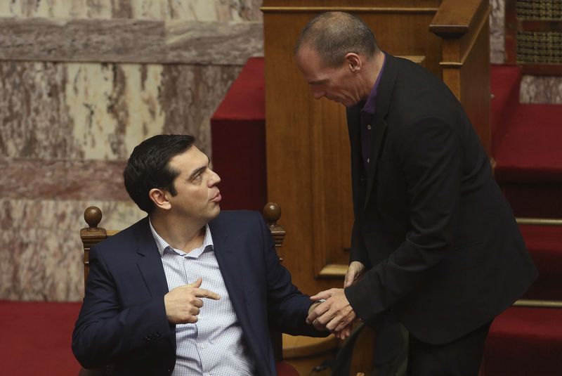 © Reuters. Greek Finance minister Yanis Varoufakis talks with Greek PM Tsipras in the Greek parliament