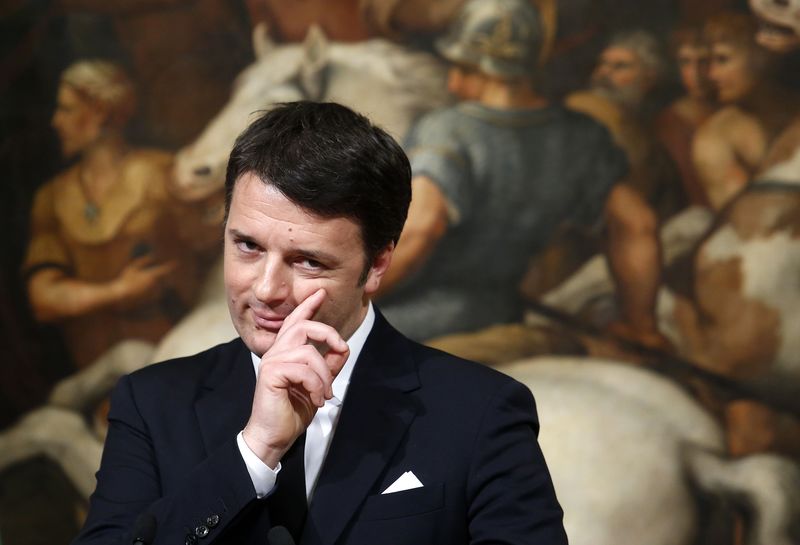 © Reuters. Italian Prime Minister Renzi gestures during a news conference with his Greek counterpart Tsipras at Chigi palace in Rome