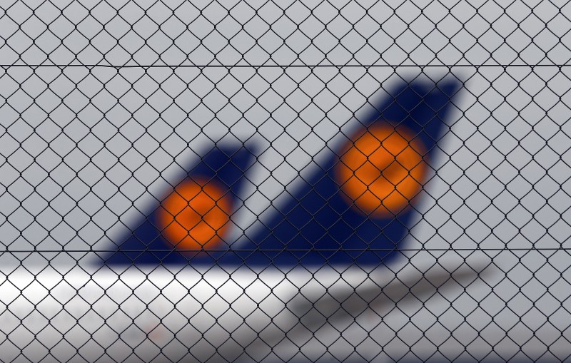 © Reuters. Planes of German flagship carrier Lufthansa are parked on tarmac at Munich's airport