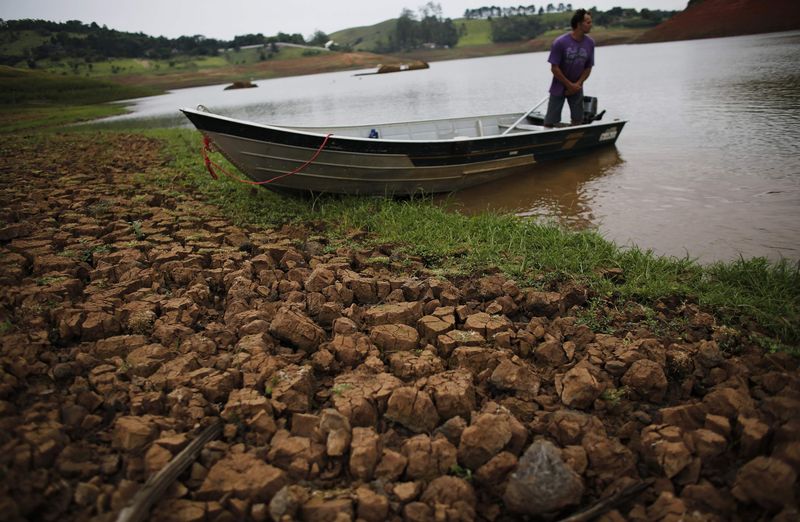 © Reuters. Ruínas da cidade de Igarata, em São Paulo, na reserva do Jaguari 