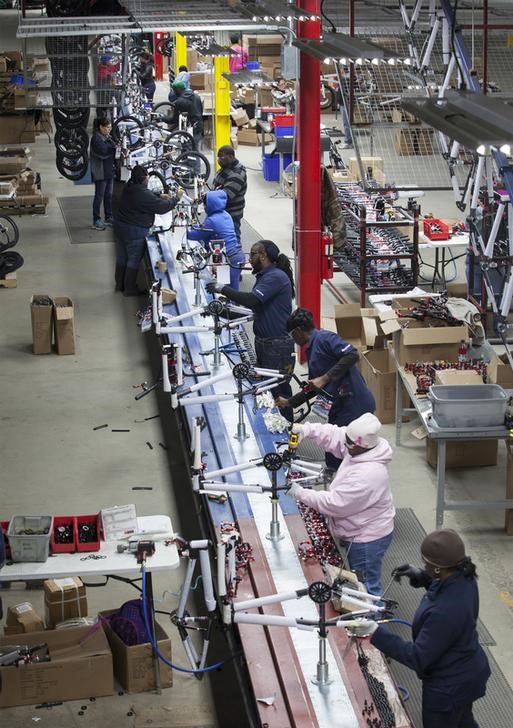 © Reuters. Catena di montaggio nella fabbrica della Bicycle Corporation of America di Manning, in South Carolina (Usa)