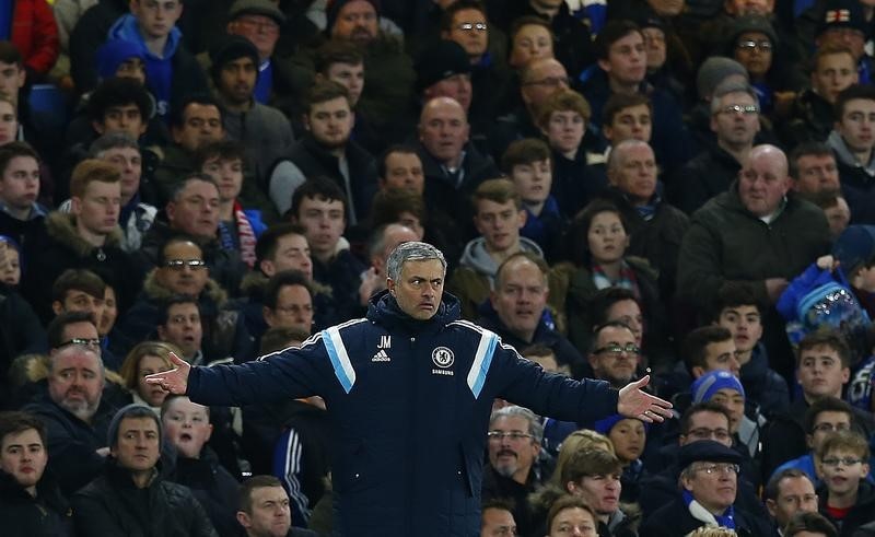 © Reuters. Chelsea's manager Mourinho gestures during their English League Cup semi-final second leg soccer match against Liverpool in London