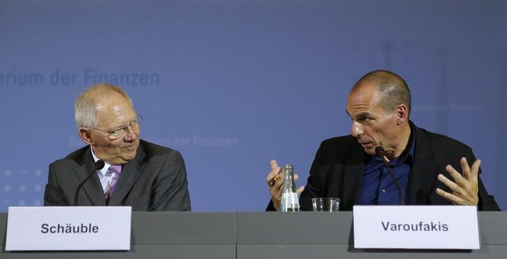 © Reuters. Greek Finance Minister Varoufakis and German Finance Minister Schaeuble address news conference at the finance ministry in Berlin 