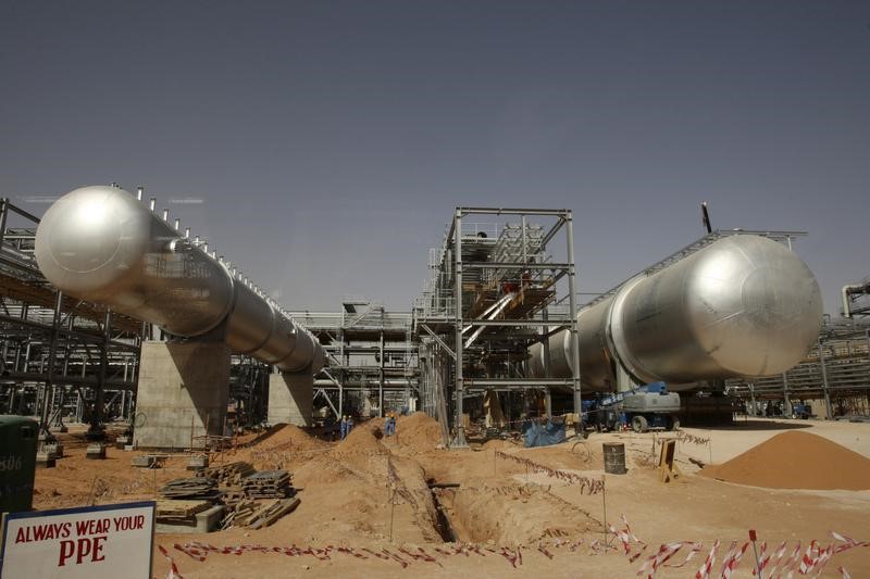 © Reuters. المنتجون الخليجيون يزيدون حصتهم بسوق النفط في آسيا