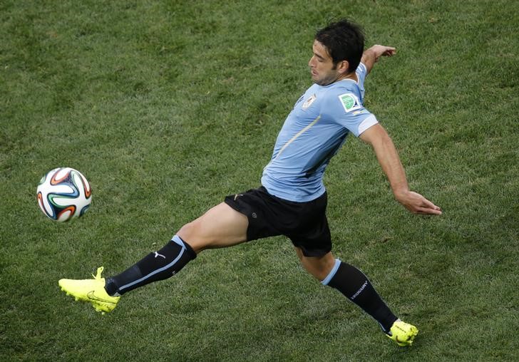 © Reuters. Uruguay's Nicolas Lodeiro kicks the ball during their 2014 World Cup Group D soccer match against England at the Corinthians arena in Sao Paulo