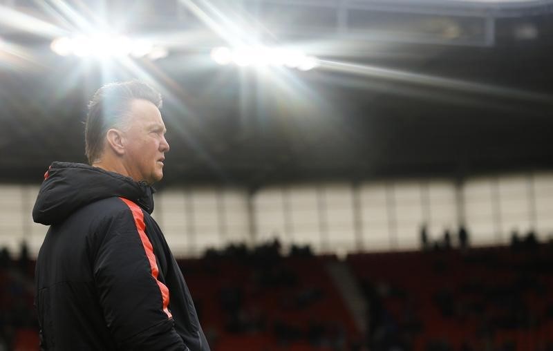 © Reuters. Manchester United's manager Louis Van Gaal walks onto the pitch before their English Premier League soccer match against Stoke City at the Britannia Stadium in Stoke-on-Trent