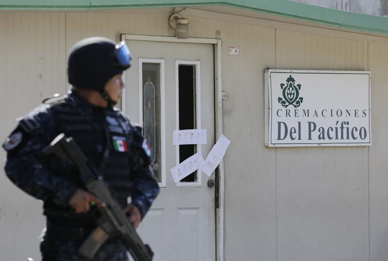 © Reuters. Policial faz segurança em crematório perto de Acapulco