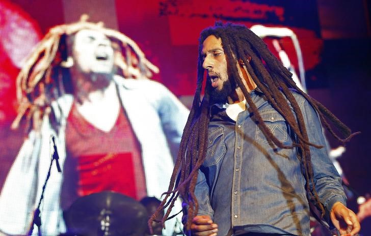 © Reuters. Julian Marley performs at a concert celebrating his father's 69th birthday in Kingston