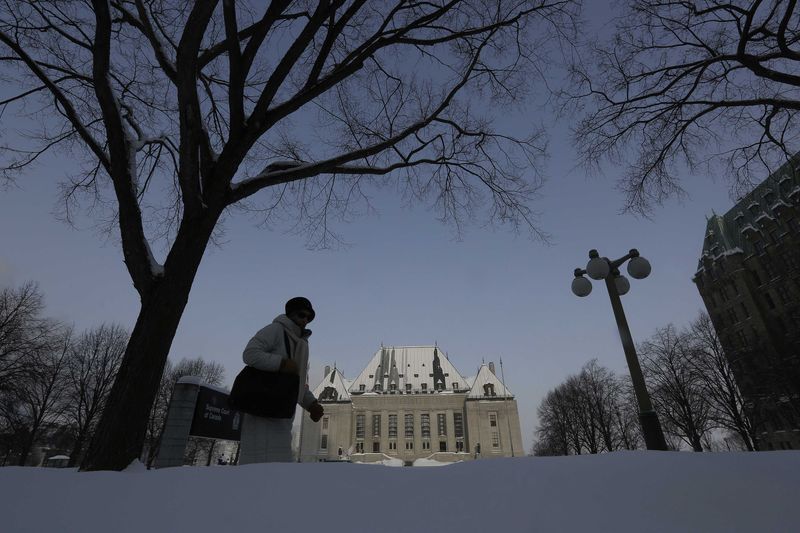 © Reuters. A woman walks past the Supreme Court of Canada in Ottawa